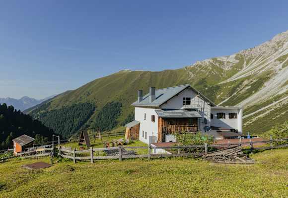 Die Adolf-Pichler-Hütte liegt m Fuße der Kalkkögel südwestlich von Innsbruck.