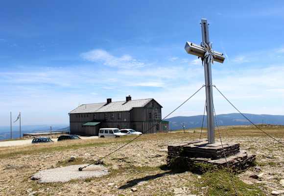 Auf dem höchsten Punkt des Wander- und Skigebietes Stuhleck in den Fischbacher Alpen thront das Alois-Günther-Haus (1.782 m).