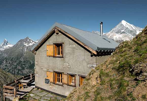 Die Kinhütte – im Hintergrund das Matterhorn