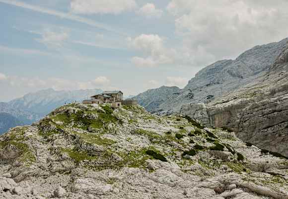Die Von-Schmidt-Zabierow-Hütte (1.966 m) in den Loferer Steinbergen