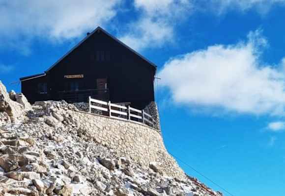 Die Capanna Fassa thront am Gipfel des Pilz Boe