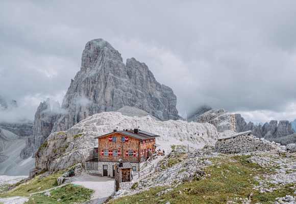 Die Büllelejochhütte in den Sextner Dolomiten