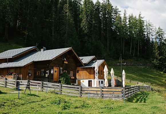 Die Karröster Alm, oberhalb von Imst auf 1.468 m gelegen.