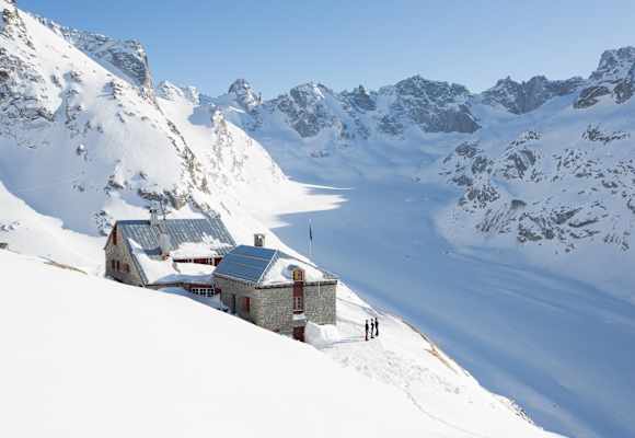 Die Fornohütte des SAC im Winter
