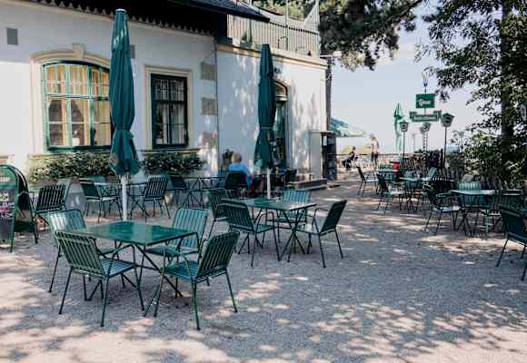 Sonnige Terrasse auf der Franz-Ferdinand-Hütte am Parapluiberg