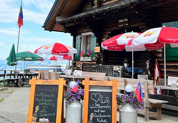 Die Gafadurahütte am Osthang des Rheintals oberhalb der Gemeinde Planken