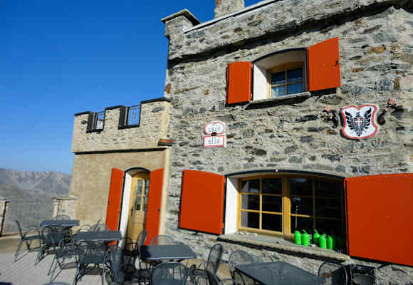 Einladend – die Terrasse auf der Garibaldihütte
