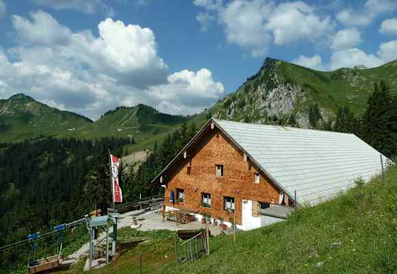 Die Gehrenalpe thront malerisch oberhalb von Reutte in den Allgäuer Alpen. 