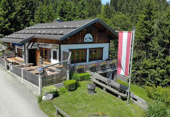 Die Glasner Hütte befindet sich auf 804 Metern Seehöhe direkt am Sebaldusweg, dem Mariazellerweg 06 und dem Voralpenweg 04.