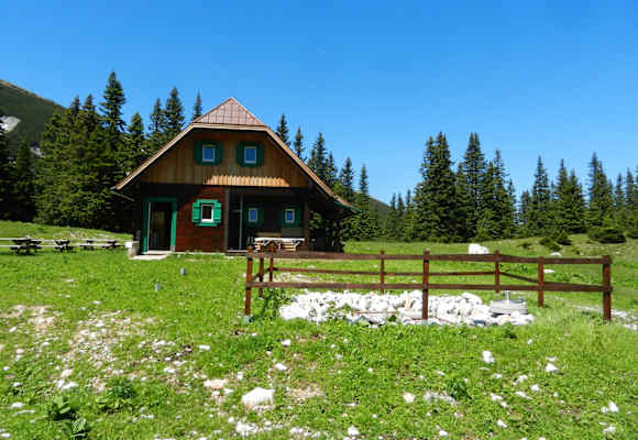 Die traditionsreiche Gloggnitzerhütte auf der Raxalpe