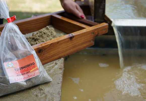Gold- und Edelsteinwaschen neben dem Berggasthof Hocheck