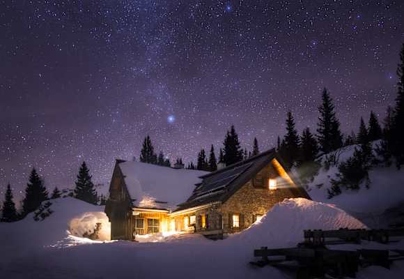 Die bewirtschaftete Häuslalm liegt in der Hochschwabgruppe in der Steiermark, eingebettet zwischen Buchbergkogel und dem Zinken, sanft auf einem Pass gelegen. 
