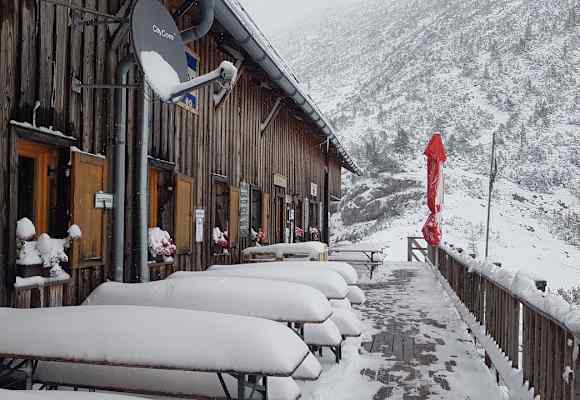 Eingeschneite Terrasse der Hesshütte