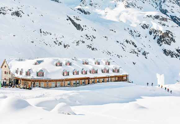 Die Jamtalhütte im Winter