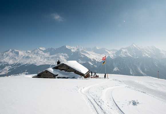 Die eingeschneite June Hütte