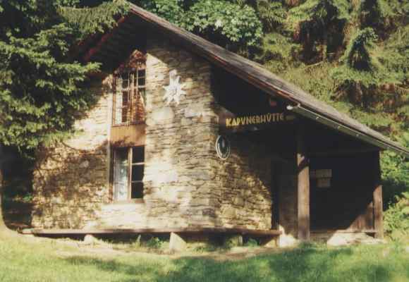 Die Kapunerhütte ist ein Unterstand am Rücken des Possruck