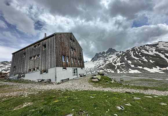 Keschhütte mit Piz Kesch im Hintergrund