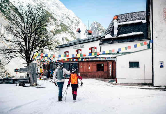 Das Alpengasthaus St. Magdalena im Halltal im Winter