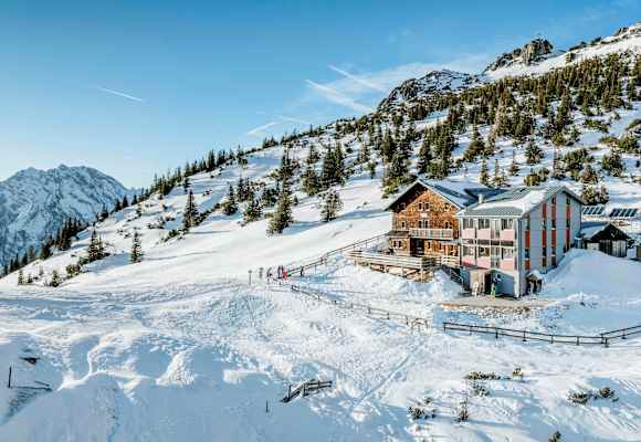 Das Carl-von-Stahl-Haus im Winter