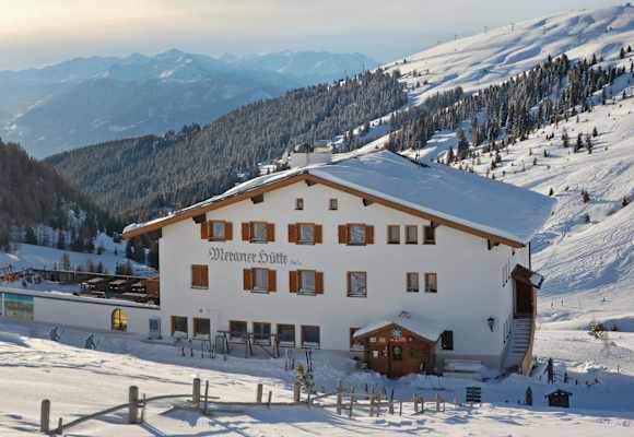 Die Meraner Hütte ist auch im Winter ein beliebtes Ausflugsziel.