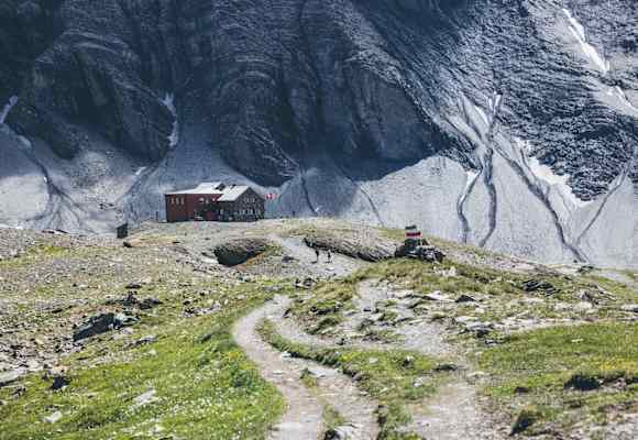 Die Muttseehütte liegt südlich von Linthal im Kanton Glarus.