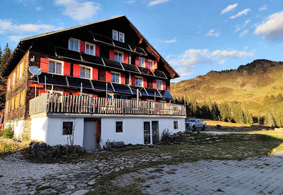 Die Neuhornbachhaus im ersten Sonnenlicht