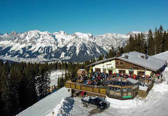 Onkel Willy's Hütte vor der traumhaften Kulisse des Dachsteinmassives
