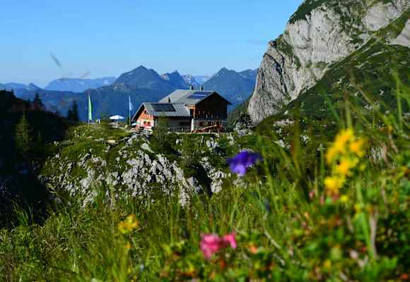 Die Laufener Hütte (1.726 m) im Salzburger Tennengebirge am Fuße des Fritzerkogels