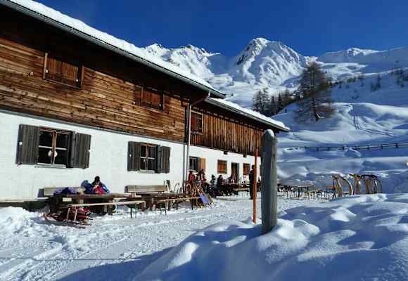 Die Stöcklalm ist im Winter eine beliebte Rodelhütte.