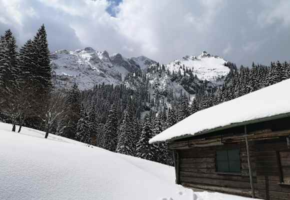 Die Kenzenhütte liegt im Naturschutzgebiet Kenzen in den bayerischen Ammergauer Alpen.