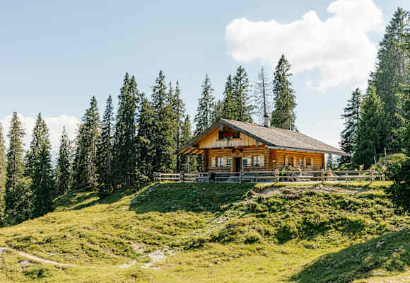 Die Wallgauer Alm liegt im Estergebirge am Fuße des Krottenkopfs in Bayern.