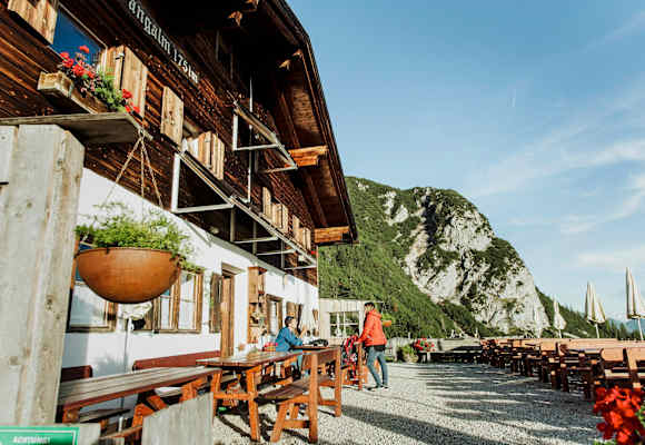 Die Wangalm ist der Stützpunkt für alle, die länger oben bleiben.