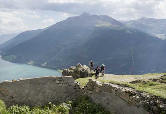 Tirol Werbung Great Trails Nauders, drei biker unterwegs in den bergen