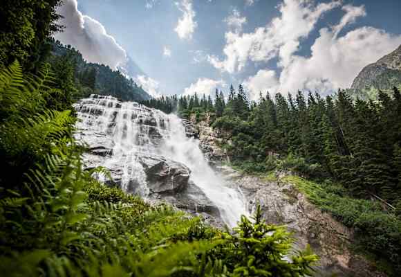 Der imposante Grawa Wasserfall als zentrales Element des WildeWasserWeges im Stubaital