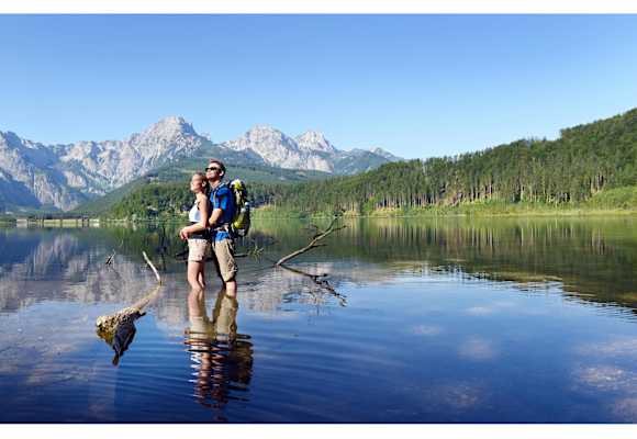 Der Almsee mit dem Toten Gebirge im Hintergrund