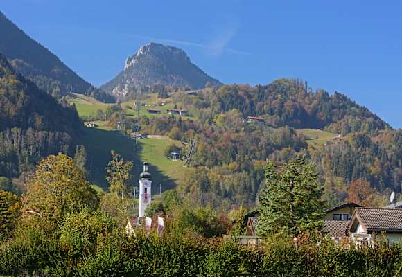 Blick auf Kirchturm, Hocheck und Brünnstein