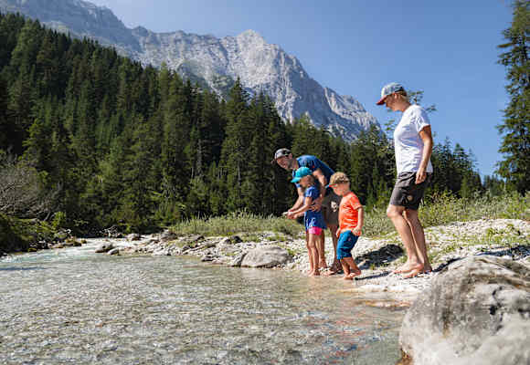 Familienwanderung im Gaistal: Familie an Leutascher Ache