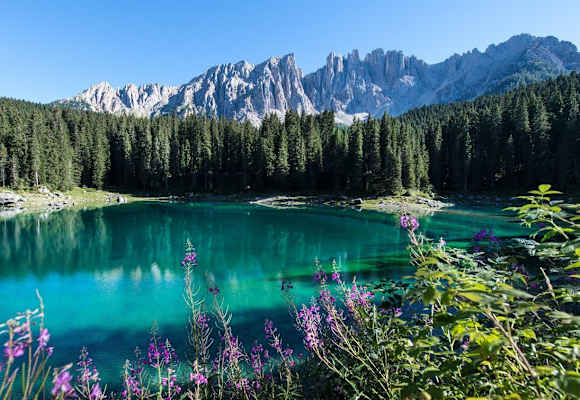 Der Karer See mit dem Latemar im Hintergrund