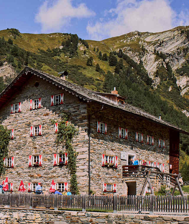 Das Kalser Tauernhaus lädt in der Glockner Region zum Genuss ein.