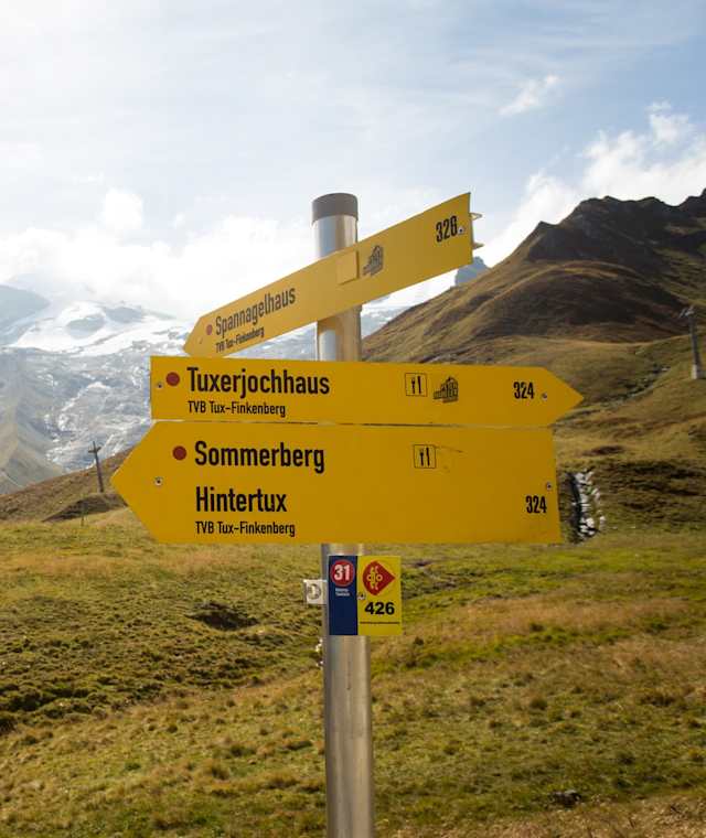 Wegweiser auf dem Weg zum Tuxerjochhaus
