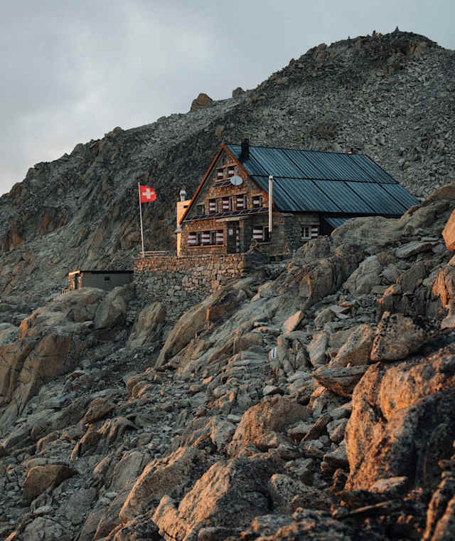 Die Cabane du Trient liegt hochalpin
