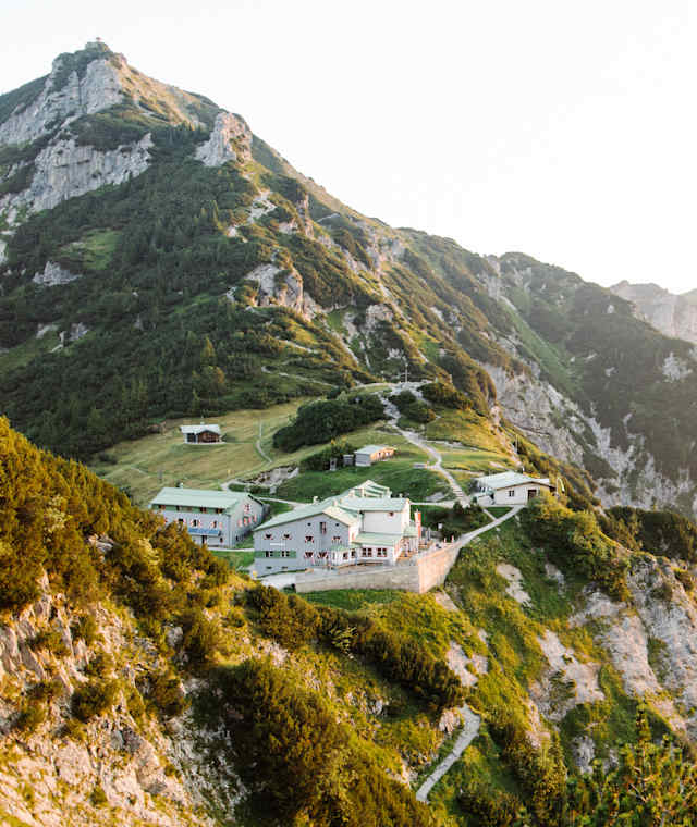 Das Stripsenjoch-Haus ist ein beliebter Stützpunkt für Wanderer und Kletterer.