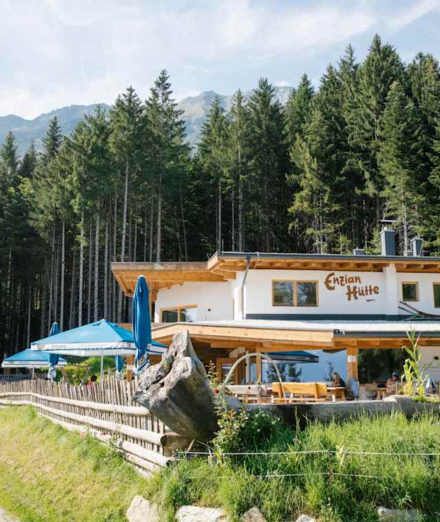 Die Enzianhütte liegt an den südseitigen Hängen der Nordkette des Karwendelgebirges oberhalb von Rum bei Innsbruck.