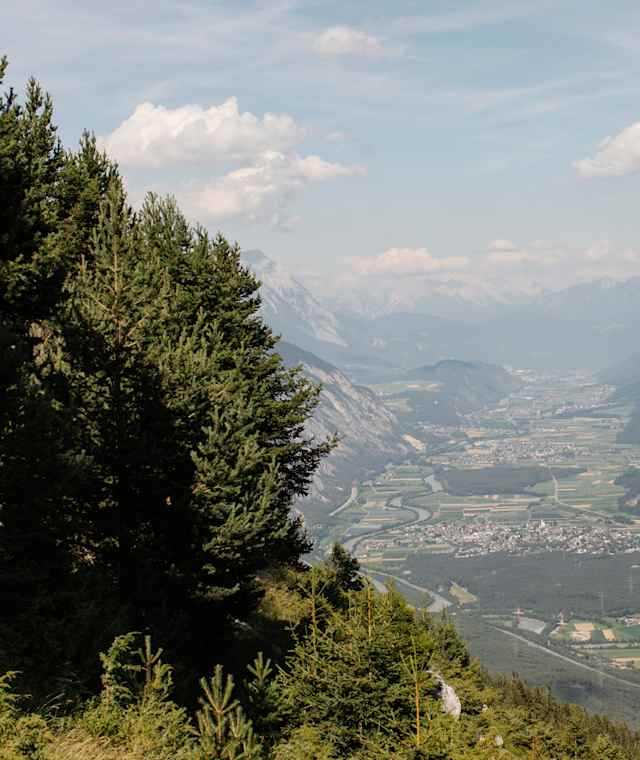 Der Blick von der Karrer Alm ins Inntal.