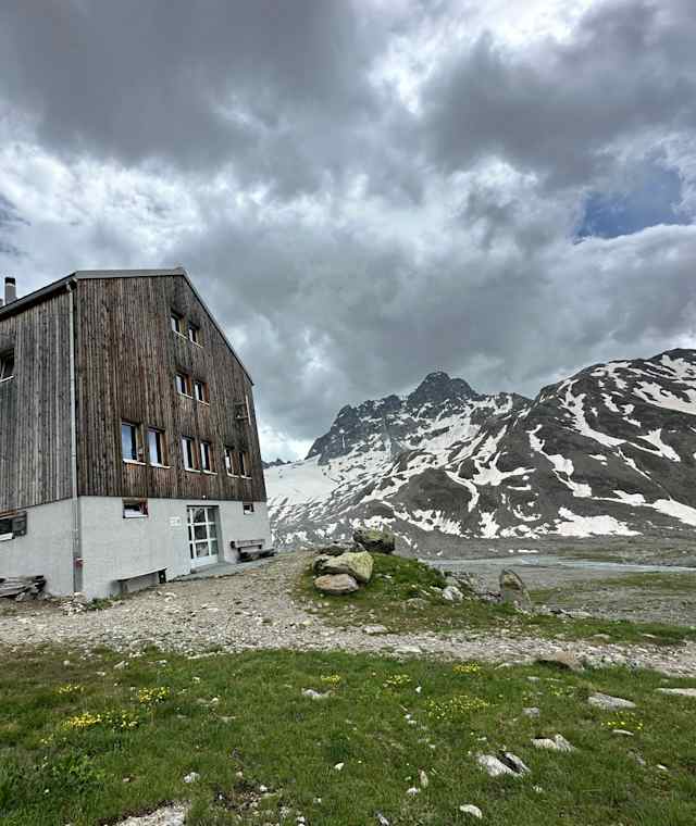 Keschhütte mit Piz Kesch im Hintergrund