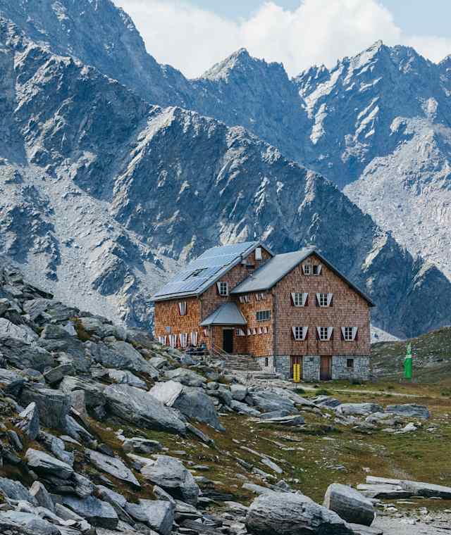 Die Neue Reichenberger Hütte in der Lasörling Gruppe
