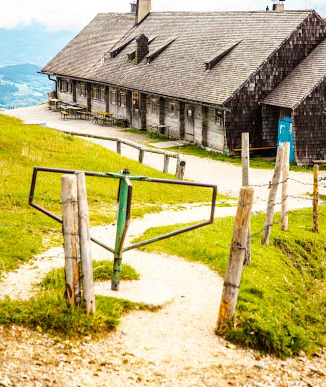Die Alm ist von Teisendorf und Anger über ein gut gepflegtes Wegenetz erreichbar.