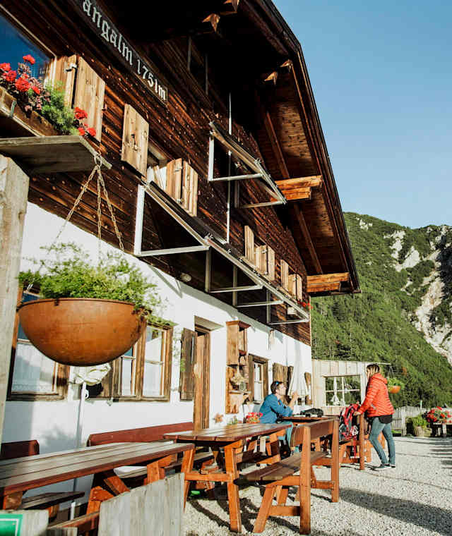 Die Wangalm ist der Stützpunkt für alle, die länger oben bleiben.