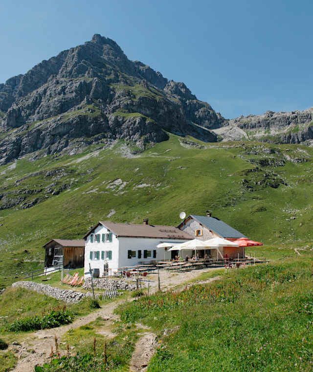 Die Widdersteinhütte befindet sich südseitig des imposanten Widdersteins (2.533 m) in den Allgäuer Alpen .