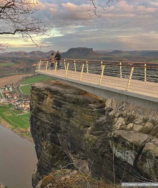 Die neue Basteiaussicht mit Blick auf Rathen und die Tafelberge.
